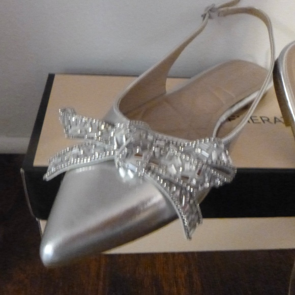 BCBGenerations SILVER KATLY SHOES sz-7 NIB POINTY FLATS - Picture 3 of 11